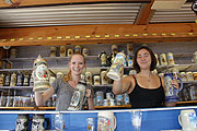 Souvenirs werden schon eingeräumt (©Foto: Marikka-Laila Maisel